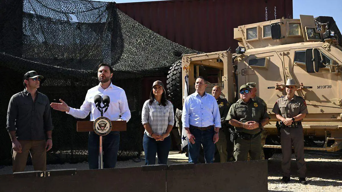 JD Vance en la frontera con México